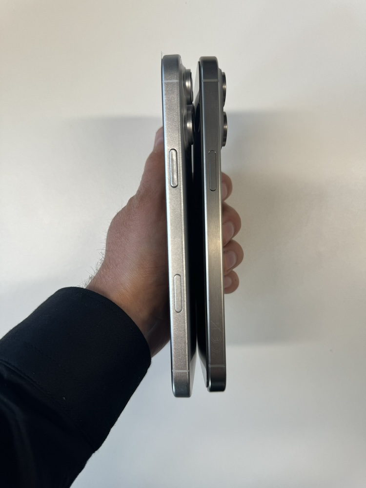 「iPhone16 Pro Max」のモックアップとiPhone15 Pro Maxのサイズの比較
